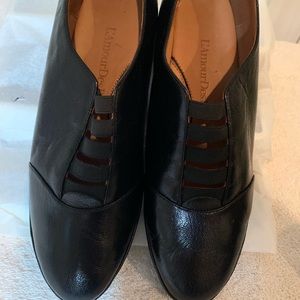 L’Amour Des Pieds black leather shoes
